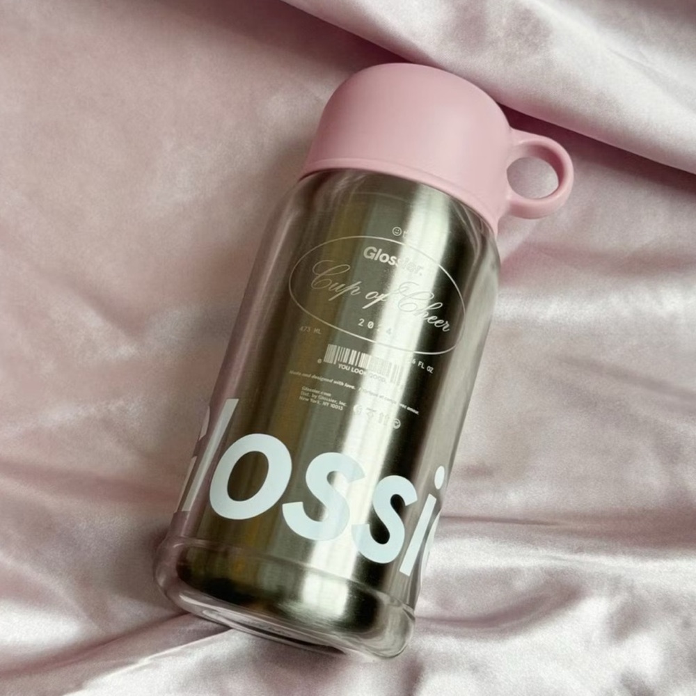 glossier tumbler 2023 version

lightly used only 3 times
has scuffs and marks
